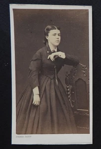 Photo ancienne CDV Beau portrait d'une jeune femme (vers 1880) par Petit à Paris - Imagen 1 de 2