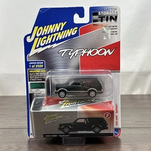 2020 JOHNNY LIGHTNING STORAGE TIN LIMITED TO 2500 1992 GMC TYPHOON LAMP GREEN - Picture 1 of 3