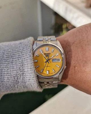 Seiko 5 Automatic Vibrant Yellow Dail Men's Watch 7009 Japan Made - Image 1 of 4