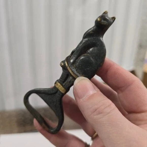 Abridor de botellas vintage de latón para gatos de mediados de siglo acabado Verdigris MCM barware Foto 1 de 4