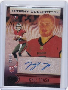 Kyle Trask Auto 2021 Panini Illusions Trophy Collezione RC Rookie /50 Bucs Nero - Foto 1 di 1