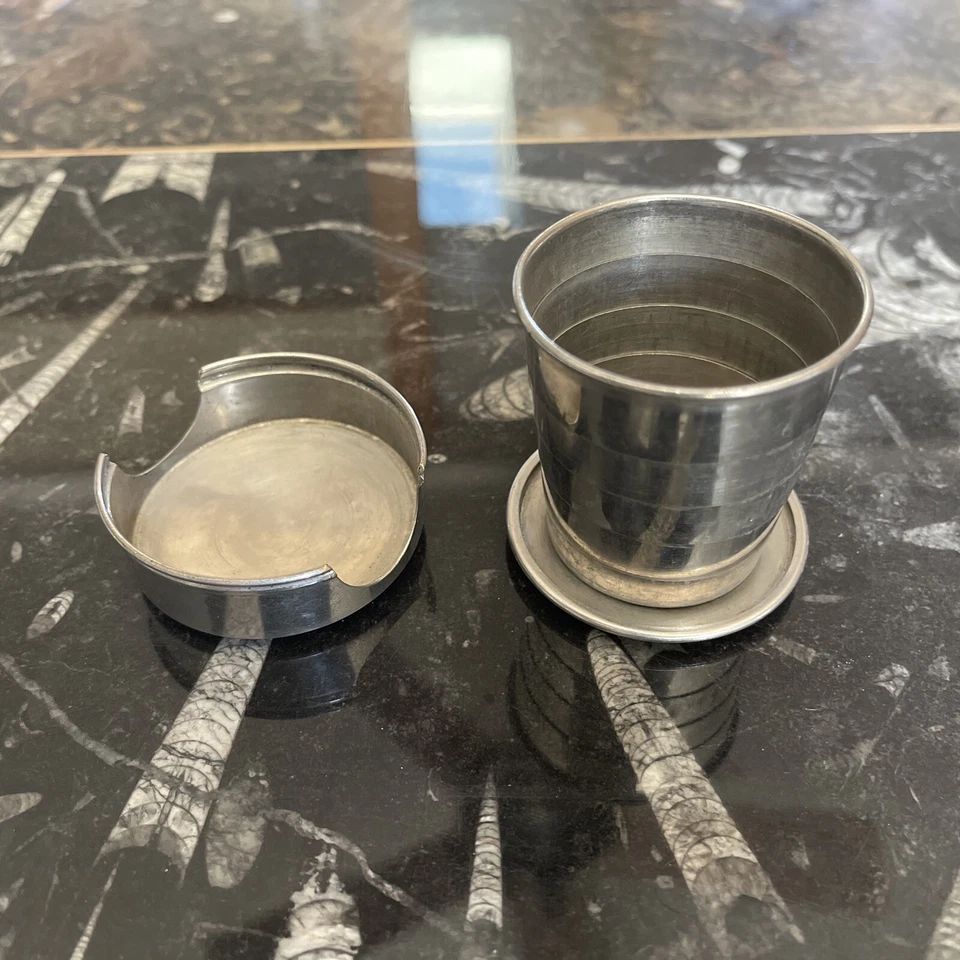 Taza de metal plegable vintage antigua tamaño bolsillo con tapa R Foto 1 de 4