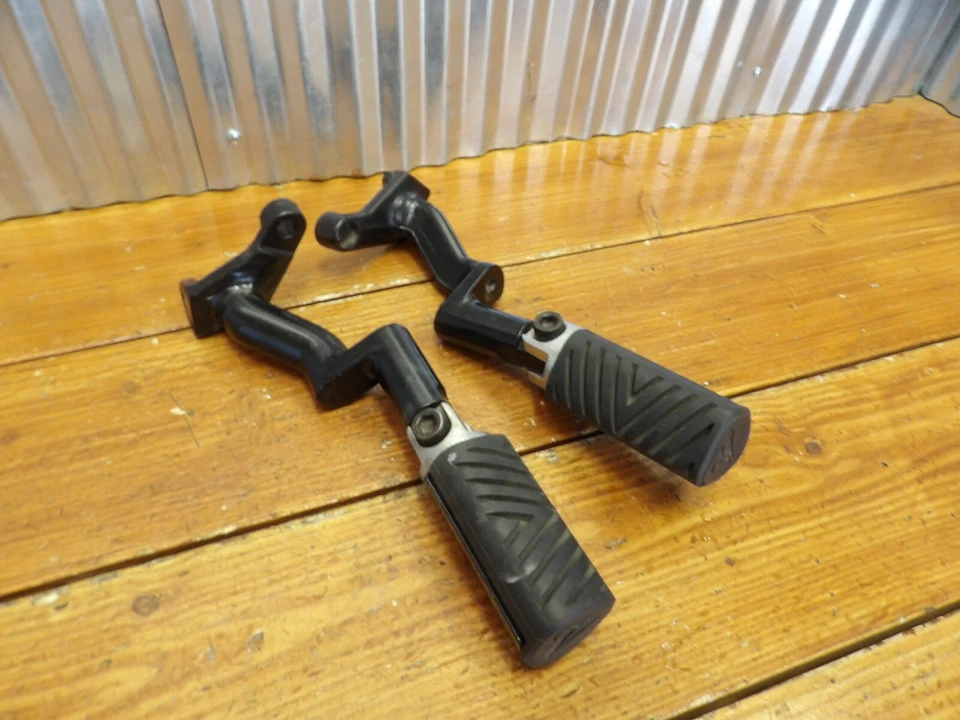 03 Victory Classic Cruiser V92 PASAJERO ESTRIBERAS TRASERAS REPOSAPIÉS CON SOPORTE 5244041-0 Foto 1 de 3