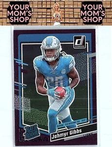 2023 Donruss #331 Jahmyr Gibbs Season Stat Line Viola #/500 Rated Rookie RC - Foto 1 di 2
