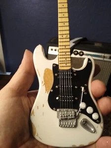 Réplica de Guitarra MICK MARS-Distressed Signature White Strat escala 1:4 ~Axe Heaven~ - Imagen 1 de 5