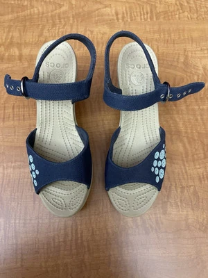 Sandalias de cuña Crocs Hanalei florales con correa azul de lona talla 8 para mujer’s  Foto 1 de 4