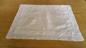 VINTAGE IRISH LINEN TABLE TOPPER - HAND CROCHET LACE TRIM - Picture 1 of 7