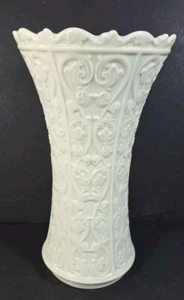 Lenox Wentworth Vase Embossed Vine Pattern Scalloped Wide Top 10 3/4”H - Bild 1 von 5