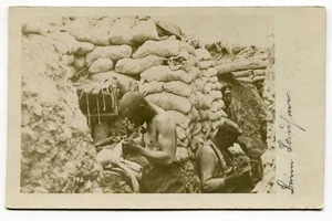 Foto AK 1.Weltkrieg,Schützengraben,Sandsäcke,Deutsche Soldaten beim Lausen 1916 - Picture 1 of 2
