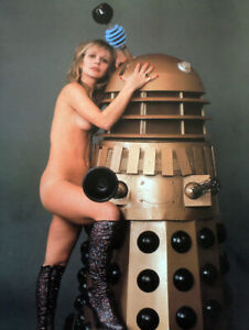 DOCTOR WHO POSTER PAGE 1977 GIRL ILLUSTRATED KATY MANNING DALEK PHOTOSHOOT . W28