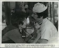 1970 Press Photo Elliott Gould Gets Heart Checked By Jo Ann Pflug In 'M*A*S*H*'