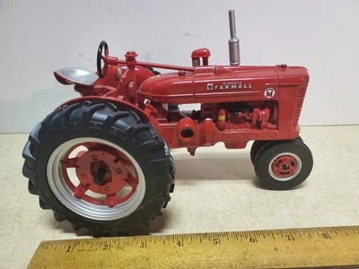 Toy IH McCormick Farmall Super M Tractor Replica, 1:16, Ertl 14524 - Image 1 of 4