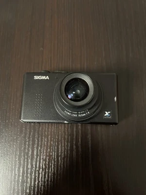 Sigma DP1s Schwarz 14.0 Megapixel Kompakt Digital Kamera - Bild 1 von 4
