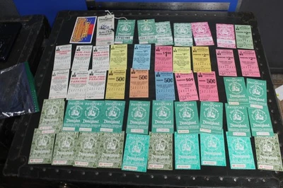 colección de libros de boletos y pases de estacionamiento vintage de Disneyland lote grande Foto 1 de 4