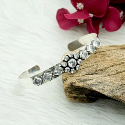 Brazalete floral de plata de ley: joyas hechas a mano de piedras preciosas de circón, regalo para ella Foto 1 de 4