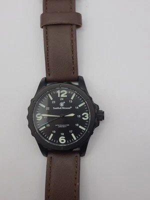 Reloj Smith & Wesson Hombre Esfera Negra Banda Marrón Batería Nueva Funcionando Foto 1 de 4