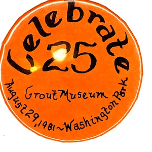 Waterloo 1981, Iowa Grout Museum 25 años celebrar botón Pinback IA retro 6J - Imagen 1 de 5
