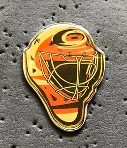 Carolina Hurricanes Goalie Mask NHL Hockey Pin - Bild 1 von 1