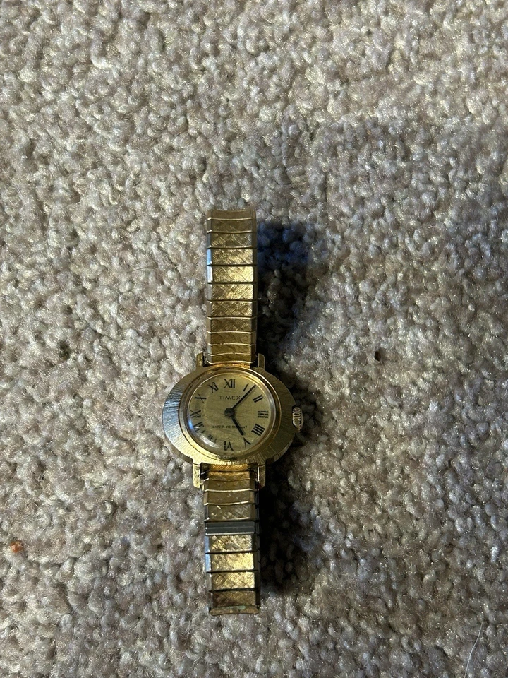 Reloj de pulsera Timex clásico dorado para mujer. Resistente al agua, aspecto vintage. Foto 1 de 4