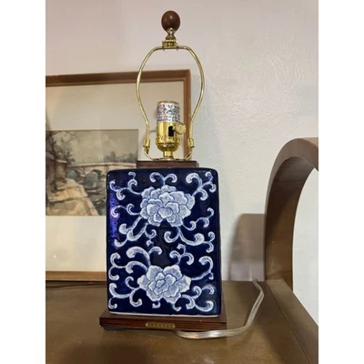 Lámpara de mesa floral de loto floral floral azul blanco porcelana Lauren Ralph Lauren SIN SOMBRA Foto 1 de 4