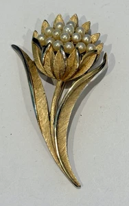 TRIFARI BROCHE FLOR TALLO LARGO PERLA VINTAGE - Imagen 1 de 5
