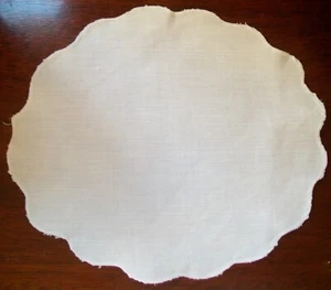Vintage Deckchen, blanko, weiß, gewellt, oval, gesäumter Stoff für DIY Projekt - Bild 1 von 1