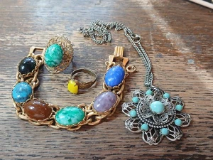 Lotto bigiotteria costume vintage metà secolo vetro Pechino + lucite anelli bracciale collana - Foto 1 di 14