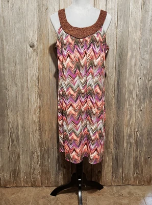 Vestido recto AGB para mujer sin mangas con cuentas púrpura coral chevron cuello redondo Foto 1 de 4