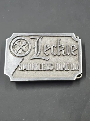 Hebilla de cinturón de peltre carbón sin humo Leckie de colección, 3,25" X 2", Hit Line EE. UU. Foto 1 de 4