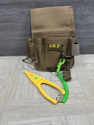 AWP ~ Bolsa de herramientas de lona marrón American Work Products con herramienta táctica de plástico Foto 1 de 4