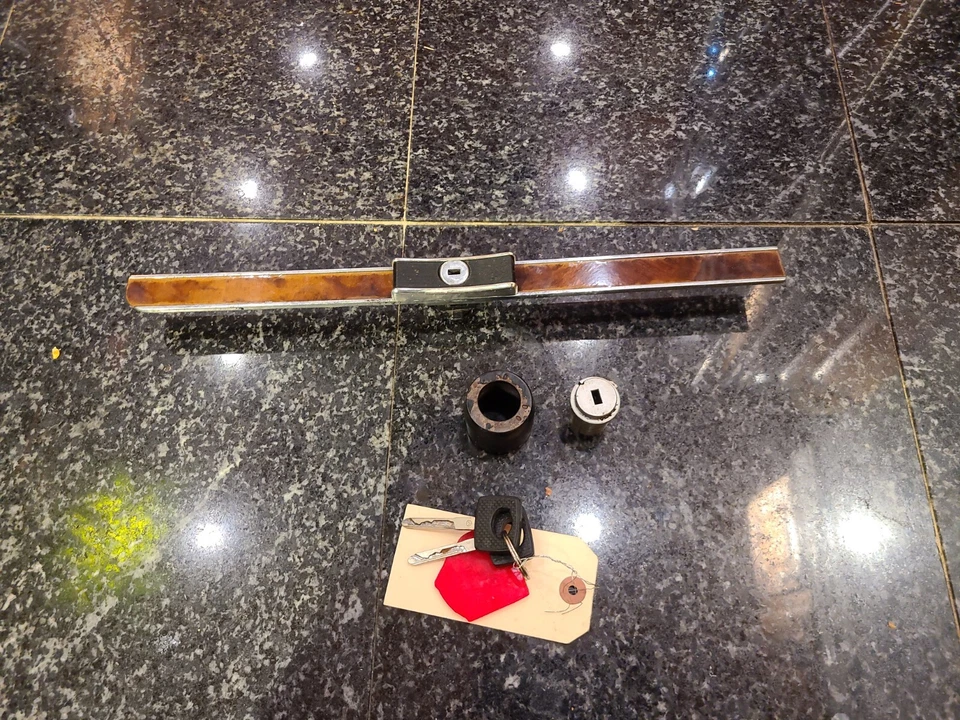 Mercedes-Benz 380SL Lock Set Ignition glovebox 2 keys OEM ready to install Good - Image 1 of 4