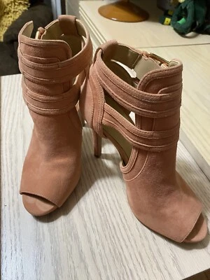 Bota Michael Kors Peep Toe Gamuza Melocotón 4 Pulgadas Bomba 2 Hebillas al Tobillo Talla 5 Foto 1 de 4