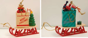 Weihnachtsschmuck - Schlitten mit Geschenktüte und Miniaturbaum oder Geschenkbox - Bild 1 von 13