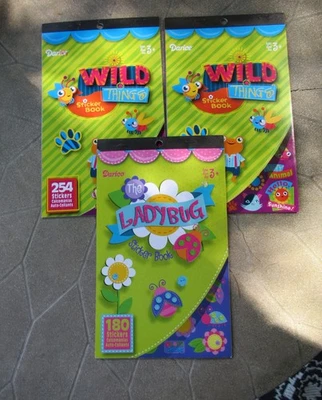 Lote de 3 libros de pegatinas Darice 2 libros Wild Things y 1 libro Ladybug Foto 1 de 4