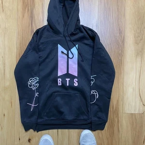 Sudadera con Capucha Bts K-Pop Suga #93 Negra Para Hombre Talla Mediana Gráfico Tour Pullover - Imagen 1 de 3