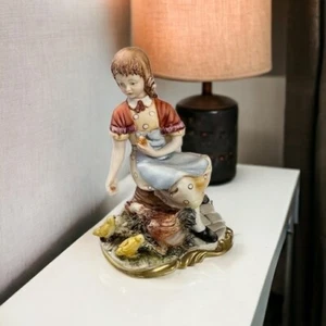 Handbemalte Capodimonte Porzellanskulptur eines Eigelmädchens, das Hühner füttert - Bild 1 von 7