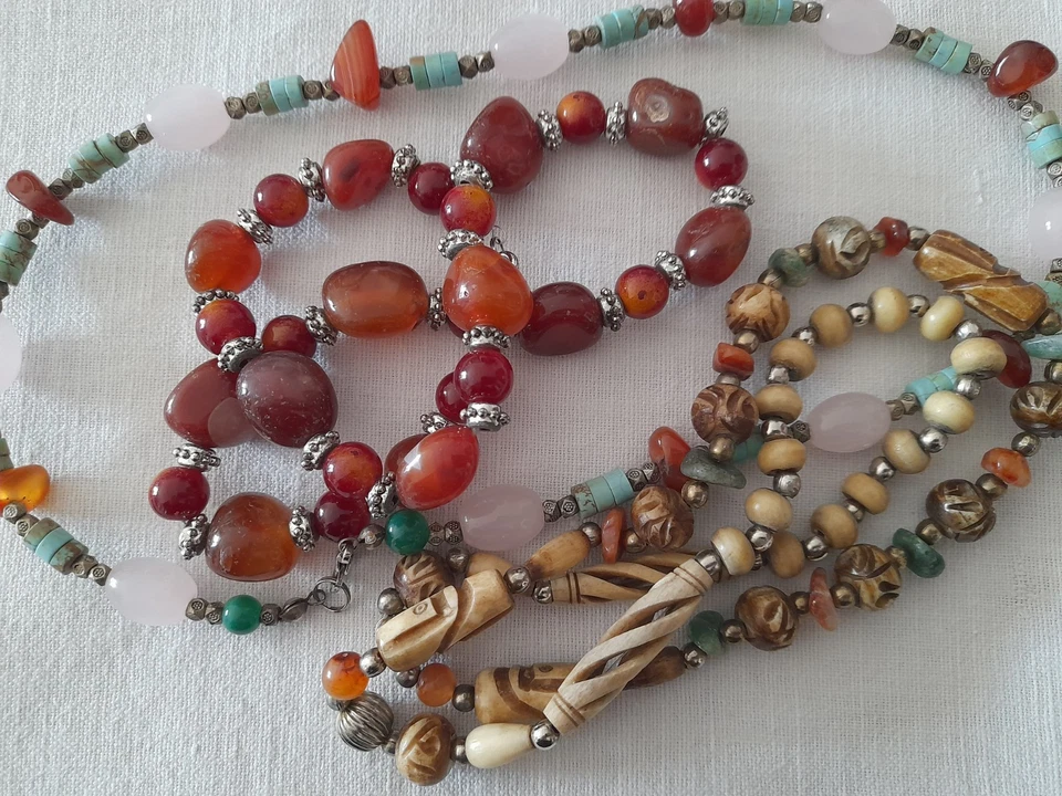Lotto tre collane vintage etniche, osso, turchese, pietre, metallo, colorate - Immagine 1 di 4