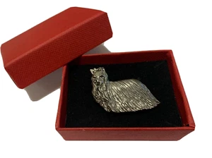 YORKIE SILBER ZINN ANSTECKNADEL ABZEICHEN BROSCHE REVERS ROT GESCHENKBOX GEBURTSTAG WEIHNACHTEN HAUSTIER - Bild 1 von 4