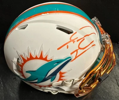 Minicasco Tua Tagovailoa Autografiado Miami Dolphins Dorado con Visera Fanáticos Foto 1 de 4
