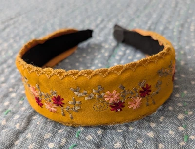 Diadema cosida Free People Anthropologie bordada mostaza Foto 1 de 4