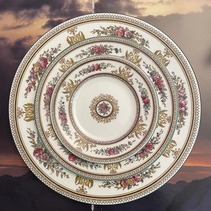 3 Pieces Wedgwood Columbia Green Trim Bird Floral Side, Salad & Dinner Plates - Picture 1 of 19