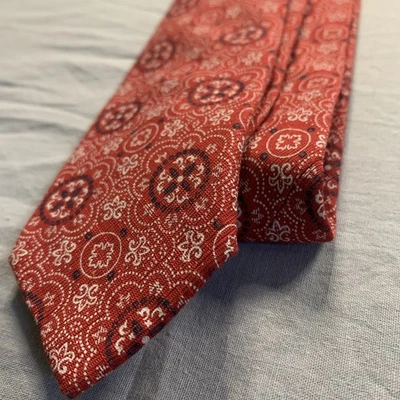 Corbata Uniqlo PE intrincada roja y blanca para hombre con patrón de diseñador Foto 1 de 4