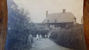 ENCANTADORA FOTOGRAFÍA ANTIGUA DE LA DÉCADA DE 1890 CASAS DE PAJA DE PUEBLO INGLÉS NIÑOS - Imagen 1 de 4