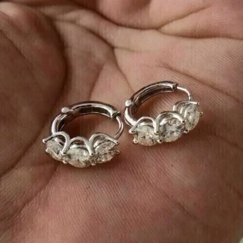 Aretes tipo argolla Huggie redondos de diamantes creados en laboratorio de 2 quilates enchapados en oro blanco de 14 quilates Foto 1 de 4
