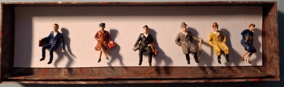 Merten Spur H0 - sitzende Reisende - Bild 1 von 1