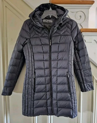 Jaqueta acolchoada longa Michael Kors embalável com capuz carvão tamanho XS - Imagem 1 de 4