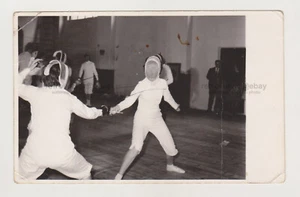 Foto instantánea inusual de jóvenes duelistas guapos jóvenes chocan en entrenamiento combate - Imagen 1 de 7