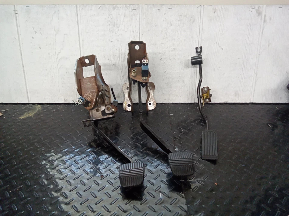 Juego de pedales de freno embrague de gasolina acelerador Nissan Sentra 1991-1994 OEM Foto 1 de 4