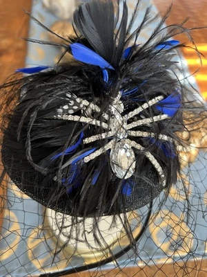 Sombrero fascinador para mujer Saks 5th Av con pedrería red de plumas de araña Foto 1 de 4