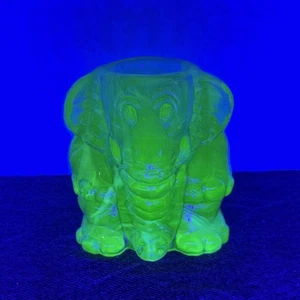 Fred Wilkerson Green Camo Elefant Zahnstocher Halter leuchtet unter Schwarzlicht. #67 - Bild 1 von 12